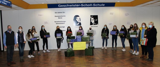 2020 12 03 MT Weihnachtspaketbergabe geschwister Scholl Schule